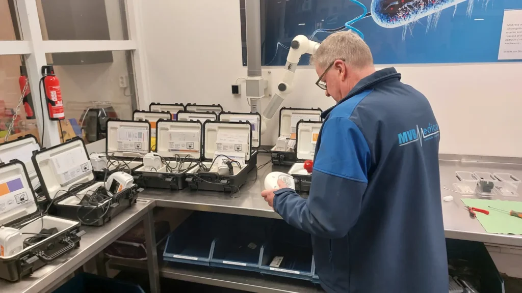 Veilig vervoer van medische hulpmiddelen. Ook schoonmaken van apparatuur mogelijk.