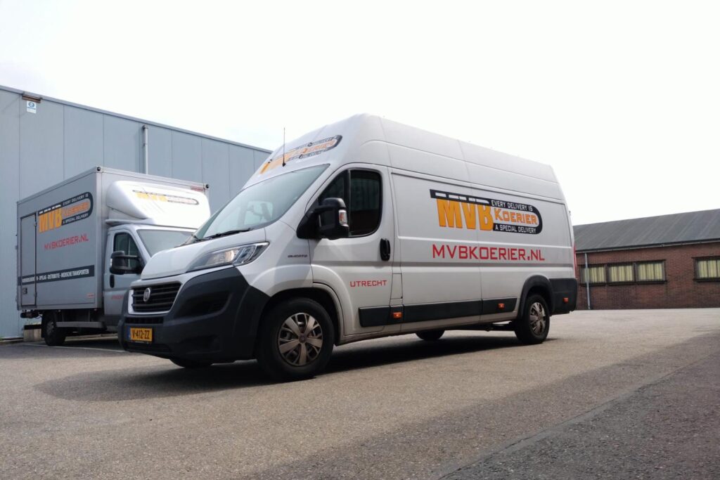 MVB Koerier bestelbus en bakwagen voor een bedrijfsloods