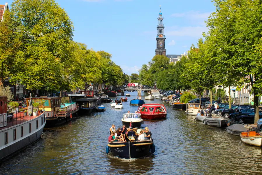 MVB Koerier bezorgt apparatuur via KoerierPlus-service in Amsterdam